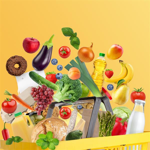 سبد خرید زرد رنگ با مواد غذایی تازه پر از انواع محصولات خواربار غذا و نوشیدنی در زمینه زرد مفهوم غذای سوپرمارکت تحویل درب منزل سبزیجات محصولاتی که از سبد خارج می شوند