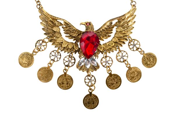 نمای نزدیک گردنبند با عقاب طلایی تزئینی سکه ها و سنگ های قیمتی درخشان جواهرات مد ایزوله عکس ماکرو