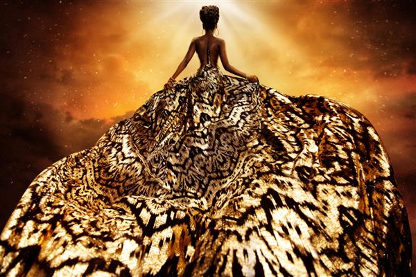 مدل مد با لباس پرنده طلایی که به نور نگاه می کند زنی به سبک آفریقایی با لباس مجلسی بلند طلایی که در نمای پشتی باد بال می زند رقصنده عجیب و غریب با پارچه ابریشمی بر روی پس زمینه فانتزی هنری