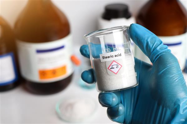 اسید استئاریک در شیشه مواد شیمیایی در آزمایشگاه و صنعت