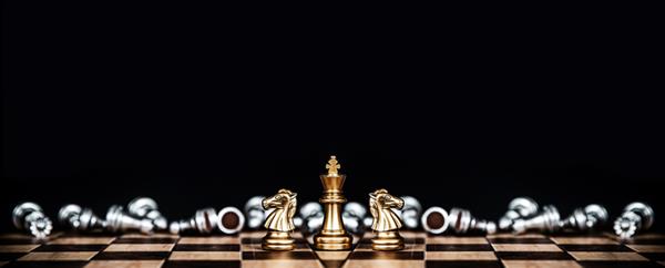 غرفه شطرنج شاه نزدیک با مفهوم شطرنج در حال سقوط از بازیکن تیم یا تیم تجاری و استراتژی رهبری یا برنامه ریزی استراتژیک و مدیریت ریسک سازمان منابع انسانی