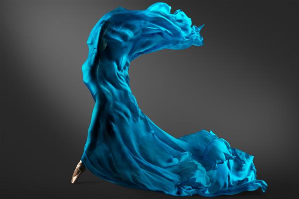 رقصنده زن با پارچه موج دار آبی رقص بالرین در حال خم شدن به عقب در حال پرواز بر روی باد رقص باله سیلوئت زنانه با اندام متناسب که در پارچه فیروزه ای روی صورت مخفی خاکستری پیچیده شده است