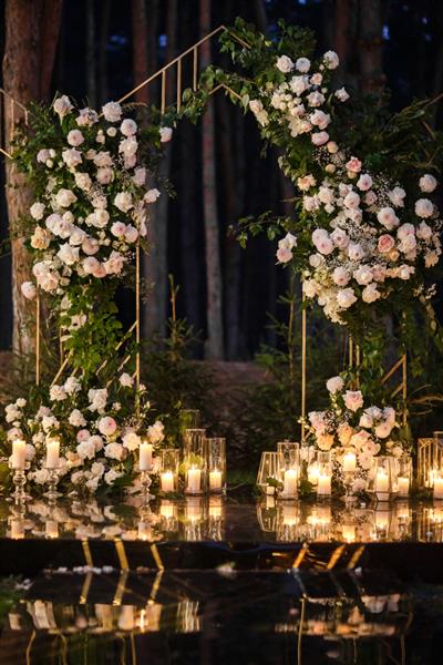 طاق برای مراسم عروسی در فضای باز با شمع