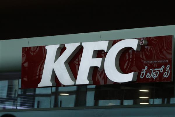 بنگالورو کارناتاکا هند - 23 دسامبر 2022 نمای تابلوی نام رستوران فست فود KFC واقع در بنگالورو کارناتاکا هند
