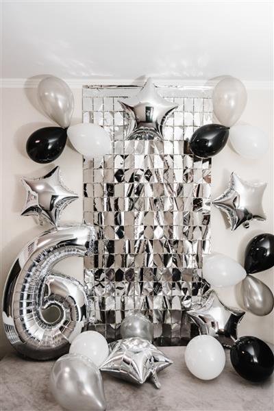 دیوار عکس دکوراسیون منطقه عکس بالن های سفید سیاه نقره ای ایده ای برای تزئین قوس به سبک لوکس جشن تولد به مدت 6 سال مفهوم جشن فضای کپی پذیرایی در جشن تولد