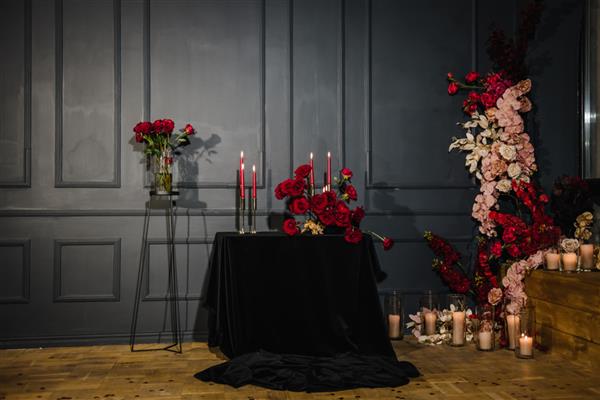 قرار عاشقانه چیدمان میز شام با نور شمع لوکس برای زوج در روز ولنتاین سفره آرایی در رستوران دکوراسیون لوکیشن گل قرمز و دکور با شمع برای پیشنهاد ازدواج غافلگیر کننده