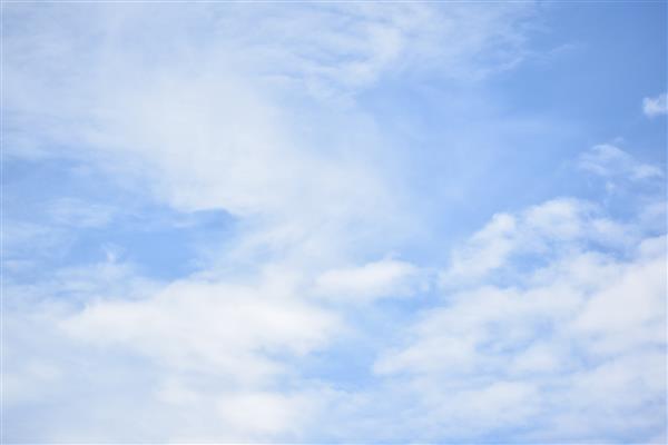 آسمان آبی با ابرها آسمان آبی با ابرها آسمان آبی وسیع و آسمان ابرها پس زمینه بافت آبی و سفید زیبا آسمان طبیعی فوکوس انتخابی