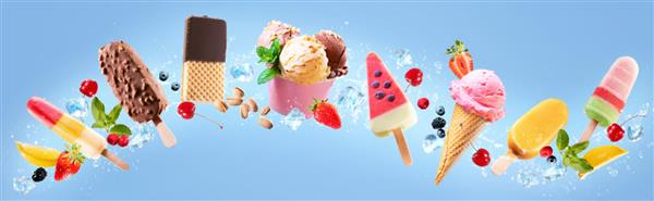 مجموعه ای از انواع بستنی های خوشمزه یخ آب نبات چوبی مخروط با روکش های مختلف میوه شکلات و بستنی وانیلی در پس زمینه آسمان آبی