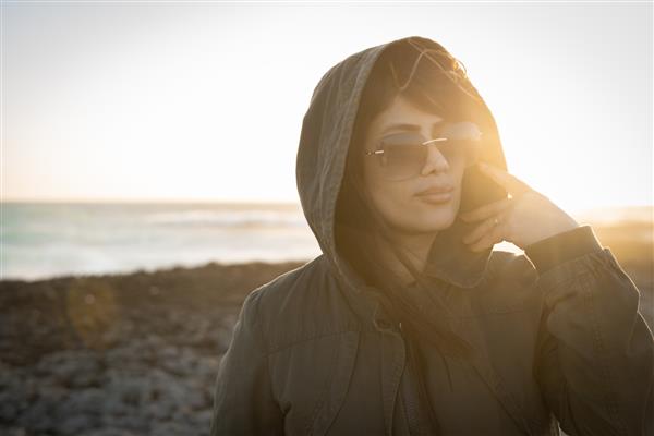 کیش هرمزگان ایران - مهر 1390 عکس زنی در ساحل با عینک آفتابی در زمان طلایی