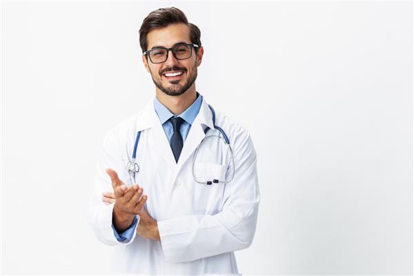پرتره مردی از دکتری که یک کت سفید و عینک به تن دارد و یک گوشی پزشکی به دوربین در یک پس‌زمینه جدا شده سفید فضای کپی فضای متن سلامتی نگاه می‌کند