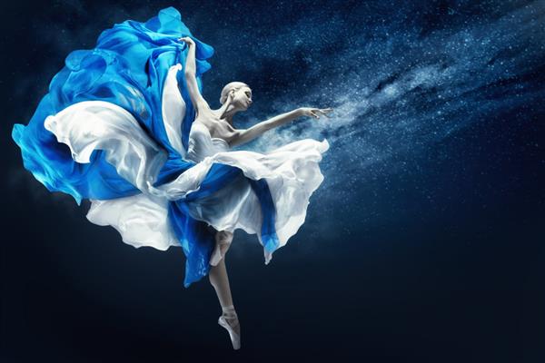 رقص بالرین با لباس ابریشمی آبی بر پس زمینه آسمان شب رقصنده باله در حال پریدن با دامن بالنده که به سمت دست اشاره می کند زن فانتزی در نقش الهه عتیقه
