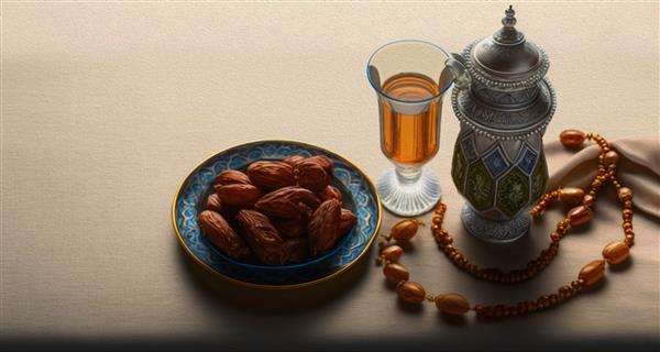 غذای ماه رمضان و اشیاء مذهبی اسلامی خرمای شیرین لیوان آب آشامیدنی و تسبیح تصویر