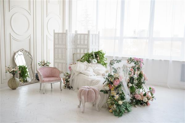 داخلی مدرن تخت تزئین شده با گل های بهاری اتاق برای دختر شاهزاده خانم