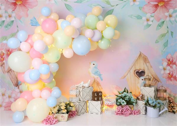 دکوراسیون باغ مسحور عاشقانه شخصی با طاق بادکنک و عروسک های رنگارنگ تصویر باغ مسحور شده برای عکاسی استودیویی برای تمرین های خانوادگی و همچنین برای خرد کردن کیک عالی است
