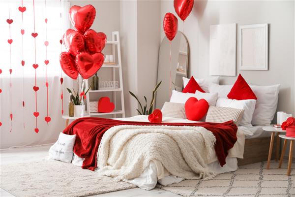 دکوراسیون داخلی اتاق خواب برای روز ولنتاین با بادکنک های قلبی شکل و هدیه