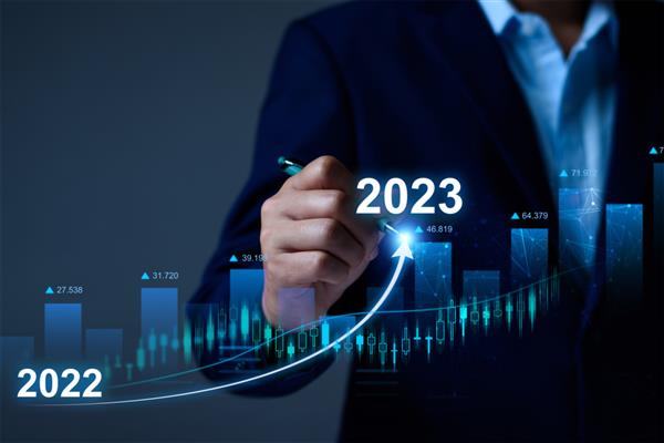 تحلیل تاجر سودآوری شرکت های فعال با گرافیک واقعیت افزوده دیجیتال شاخص های مثبت در سال 2023 تاجر داده های مالی را برای سرمایه گذاری های بلند مدت محاسبه می کند