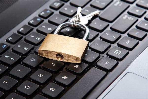 قفل روی صفحه کلید لپ تاپ مفهوم امنیت اینترنت