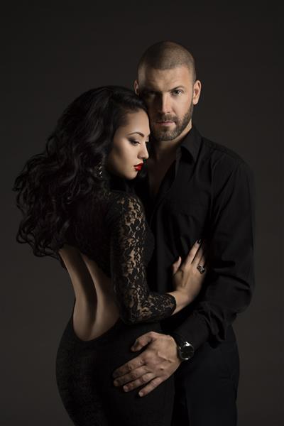 زن و شوهر عاشق پرتره زیبایی مد از مدل هایی که روی پس زمینه سیاه در آغوش گرفته اند