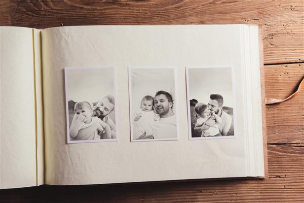 آهنگسازی روز پدر - آلبوم عکس با عکسهای سیاه و سفید عکس استودیو روی پس‌زمینه چوبی
