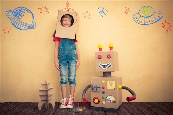بچه خوشحال در حال بازی با ربات اسباب بازی در خانه فناوری نوآوری و مفهوم موفقیت