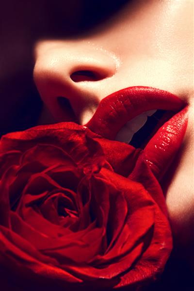 لب های زن با رژ لب قرمز و رز قرمز زیبا