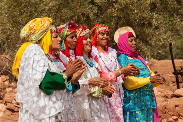 Ouarzazate مراکش - 27 ژوئیه 2015 مردم بربر ناشناس در مراسم عروسی با لباس سنتی خود زنان با موسیقی معتبر خود می رقصند