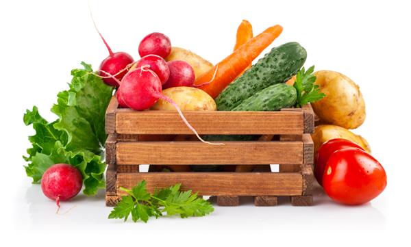 سبزیجات تازه در جعبه چوبی جدا شده در زمینه سفید