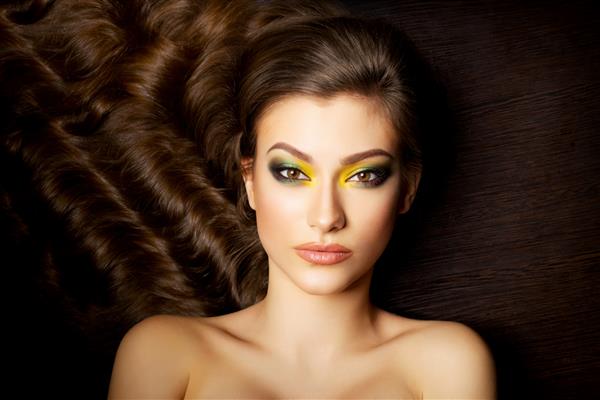دختر بسیار با موهای زیبا آرایش رسا و پوست تمیز برای دوربین