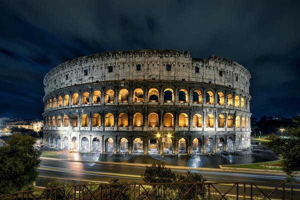 کولوسئوم یا کولوسئوم در شب رم ایتالیا کولوسئوم برترین جاذبه گردشگری رم است منظره بنای باستانی در میدان دل کولوسئو در غروب در مرکز شهر رم نمای شب از مکان دیدنی رم