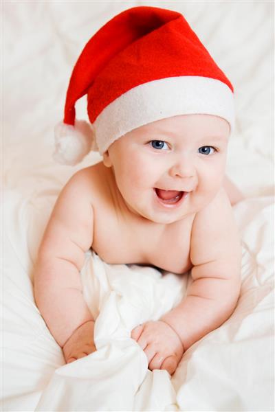 پرتره کودک شیرین در کلاه کریسمس