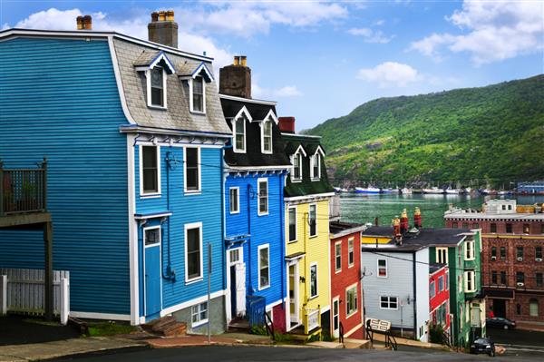 خیابانی با خانه‌های رنگارنگ در نزدیکی اقیانوس در سنت جان نیوفاندلند کانادا