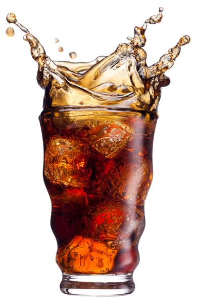 تکه یخ ریخته شده در لیوان کولا و پاشیدن کولا