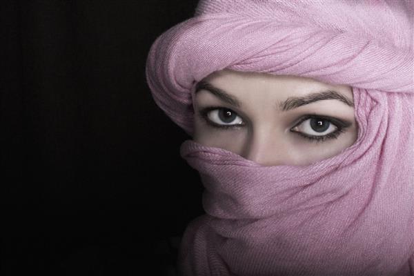 نمای نزدیک چشمان زیبای مرموز زن شرقی با حجاب