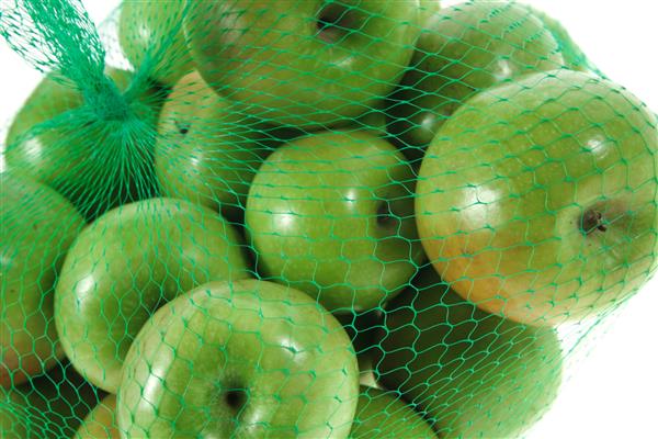 سیب سبز تازه در شبکه حمل و نقل سبز آماده فروش جدا شده در زمینه سفید