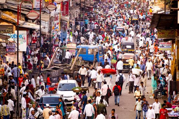 بمبئی هند - 6 ژانویه 2014 جمعیت عظیمی در بزرگترین شهر هند بمبئی