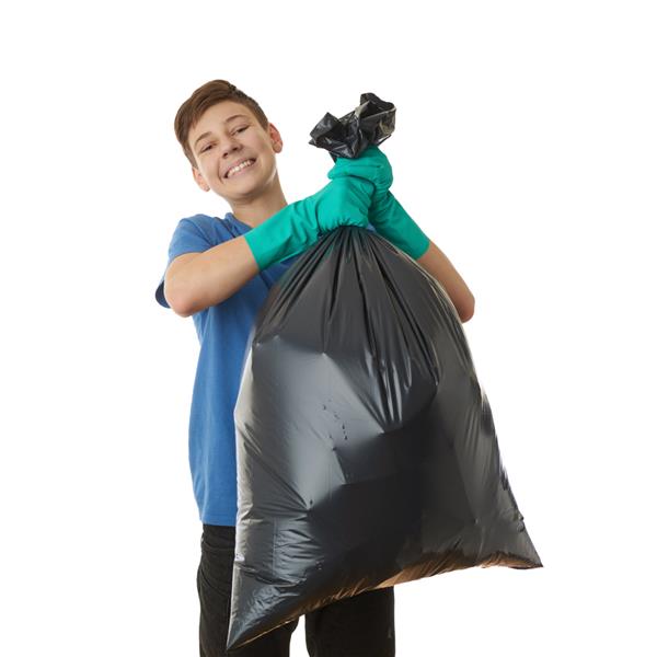 پسر نوجوان ناز با تی شرت آبی و دستکش لاستیکی سبز با کیسه زباله روی زمینه سفید جدا شده نیم تنه مفهوم تمیز کردن