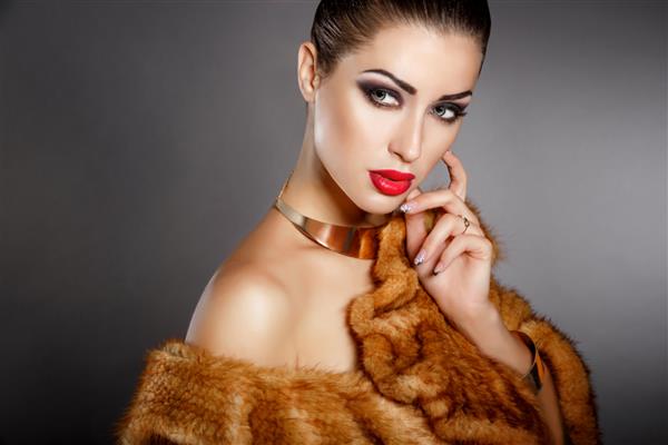 مدل آرایشی روشن زن با لب‌های قرمز آرایش چشم‌های دودی سبزه دخترانه مد خز پوشیدن به سبک مد روز بانوی مژه‌های بلند با موهای تیره زن عربی جدا شده در استودیو