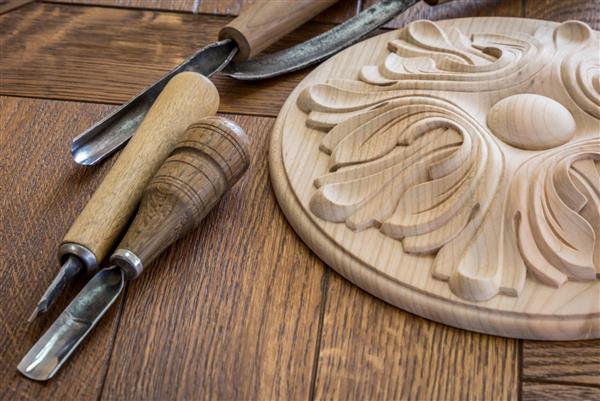 فرآوری چوب کار نازک کاری کنده کاری چوب کنده کاری روی چوب ابزار روی پس زمینه چوبی از نزدیک به عنوان پس زمینه استفاده کنید