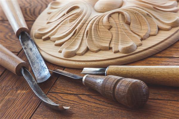 فرآوری چوب کار نازک کاری کنده کاری چوب کنده کاری روی چوب ابزار روی پس زمینه چوبی از نزدیک به عنوان پس زمینه استفاده کنید