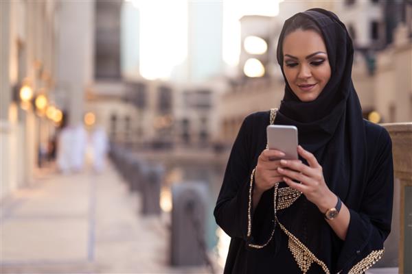 پیام زن مسلمان با تلفن همراه در شهر