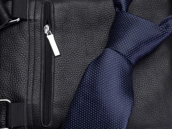 کراوات مردانه کلاسیک روی کیف دستی چرمی