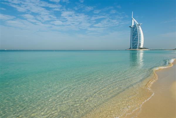 دبی امارات متحده عربی -17 ژانویه 2015 نمایی از ساحل مجلل مدینه جمیرا و هتل برج العرب