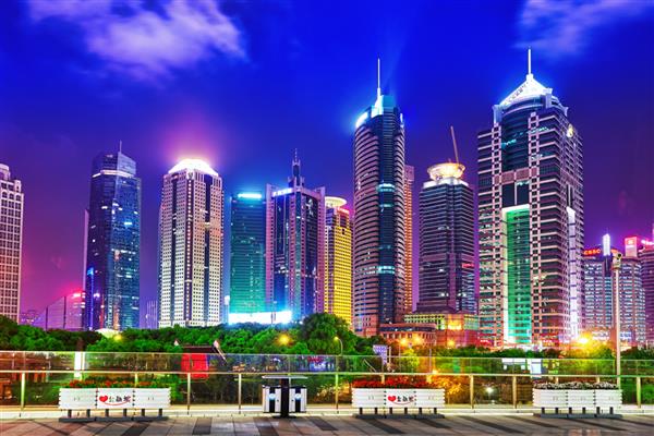 شانگهای چین - 24 مه 2015 آسمان خراش های زیبا و اداری نمای شب ساختمان شهر پودونگ شانگهای چین مدرن ترین شهر در بخش قاره چین