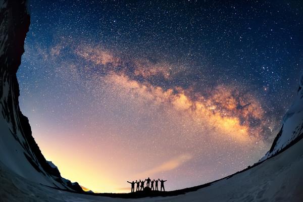 کار تیمی و پشتیبانی گروهی از مردم با هم ایستاده اند و دست در دست کهکشان راه شیری در کوه ها ایستاده اند