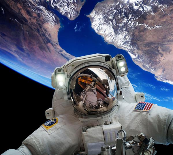 فضانورد در فضای بیرونی در پس زمینه سیاره زمین عناصر این تصویر توسط ناسا ارائه شده است