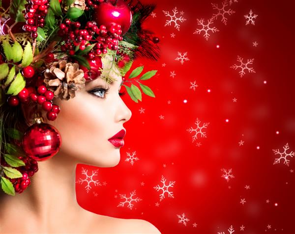 زن زمستانی کریسمس مدل مو و آرایش زیبای جشن سال نو و درخت کریسمس دختر مدل مد زیبایی بر روی پس زمینه قرمز تعطیلات مدل موی خلاقانه تزئین شده با بابل آرایش