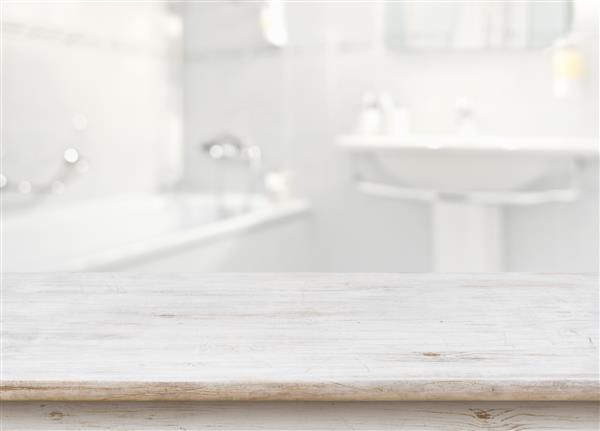 میز چوبی در مقابل فضای داخلی حمام تار به عنوان پس زمینه