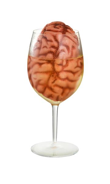 مغز انسان در لیوان شراب جدا شده روی سفید