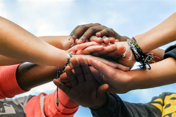 نوجوانان چند نژادی دست به دست هم می دهند تا با هم همکاری کنند