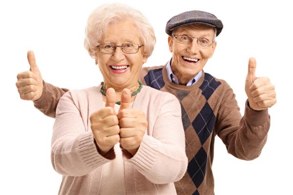 سالمندان بسیار خوشحالی که شست خود را روی پس‌زمینه سفید جدا کرده‌اند